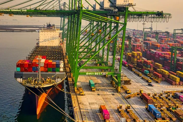 Container vessels and cranes at a Chinese export port