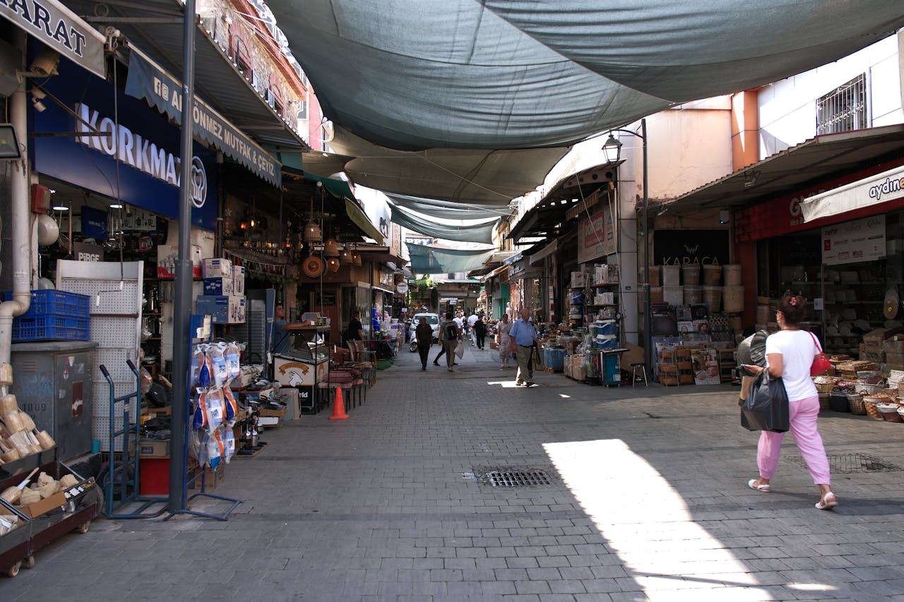 Türkiye’de sokak pazarında sergilenen ürünler ve alışveriş yapan insanlar